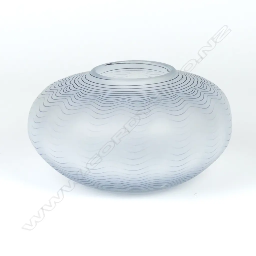 An early Ann Robinson 'trail' vase Image 1++