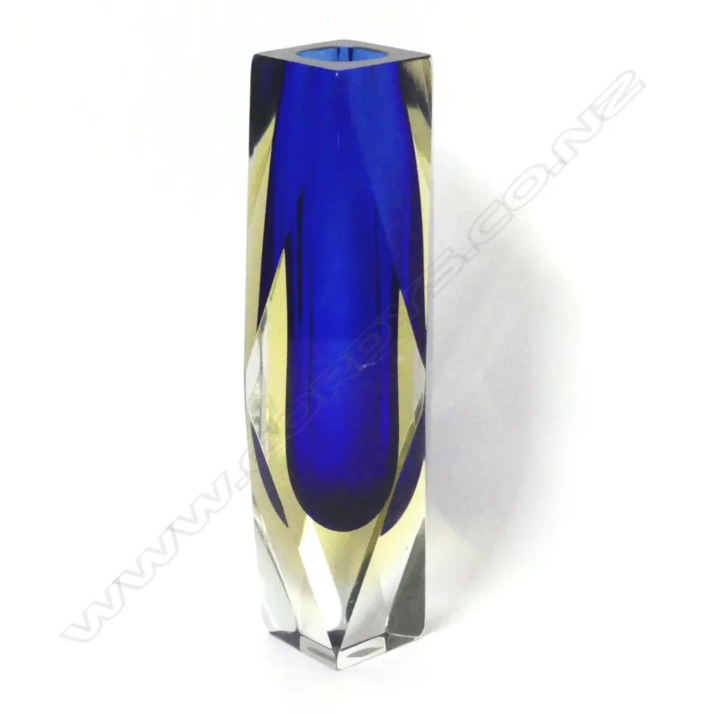 A Murano glass coffin walled vase Image 1++