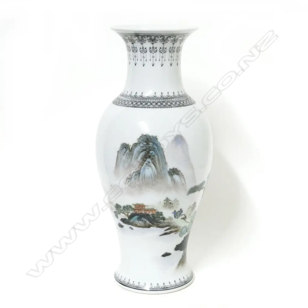 A Chinese porcelain vase Image 1++