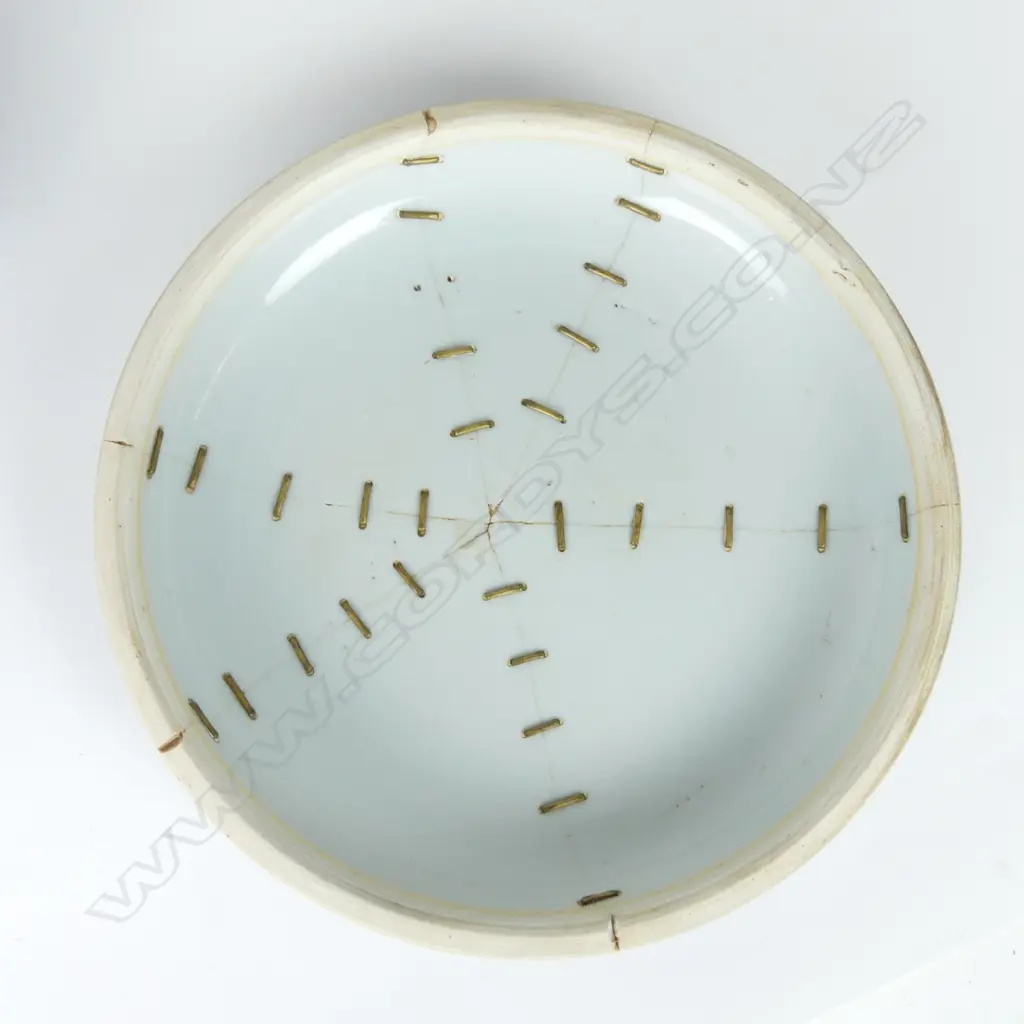 A Chinese blue and white porcelain circular lidded box Image 1++