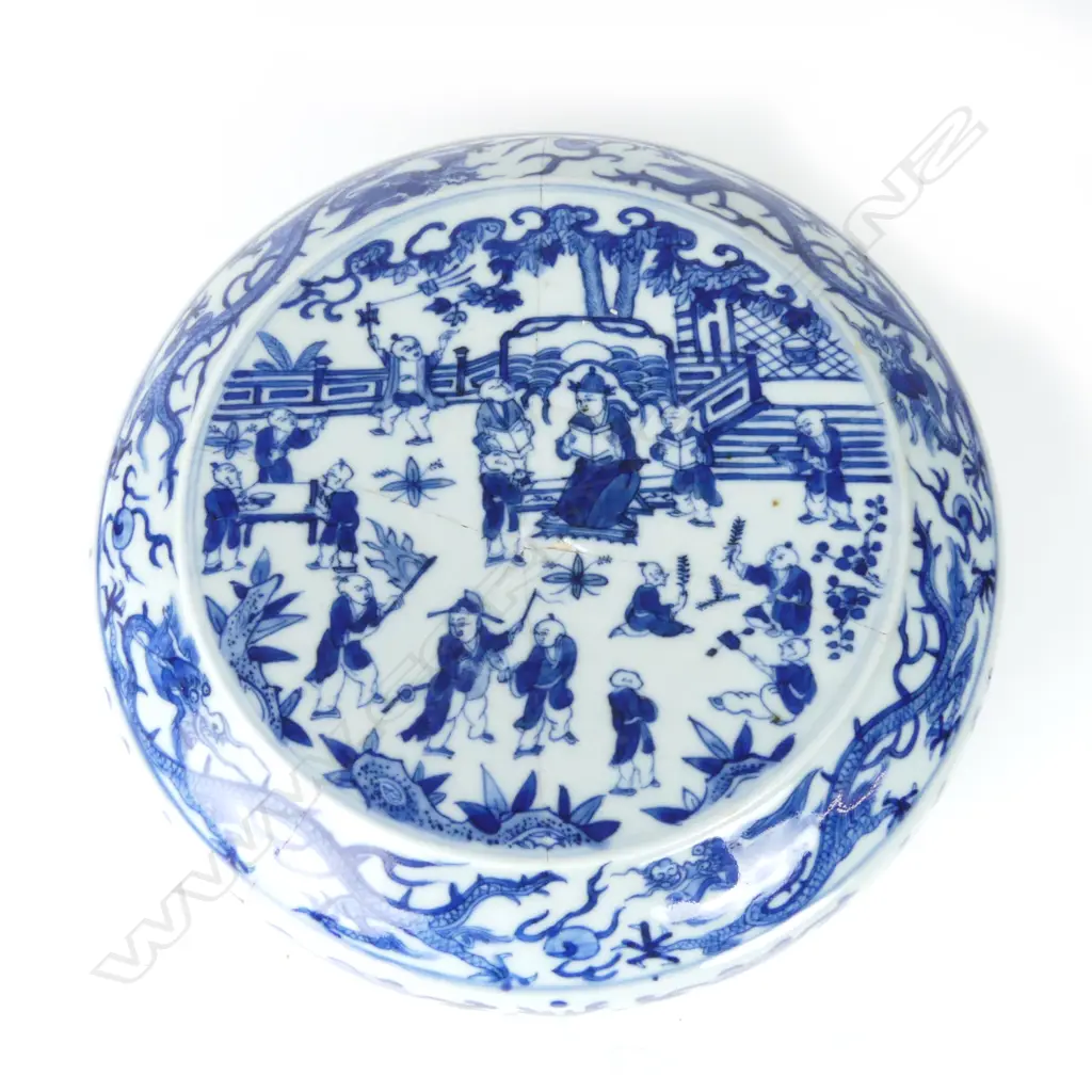 A Chinese blue and white porcelain circular lidded box Image 1++