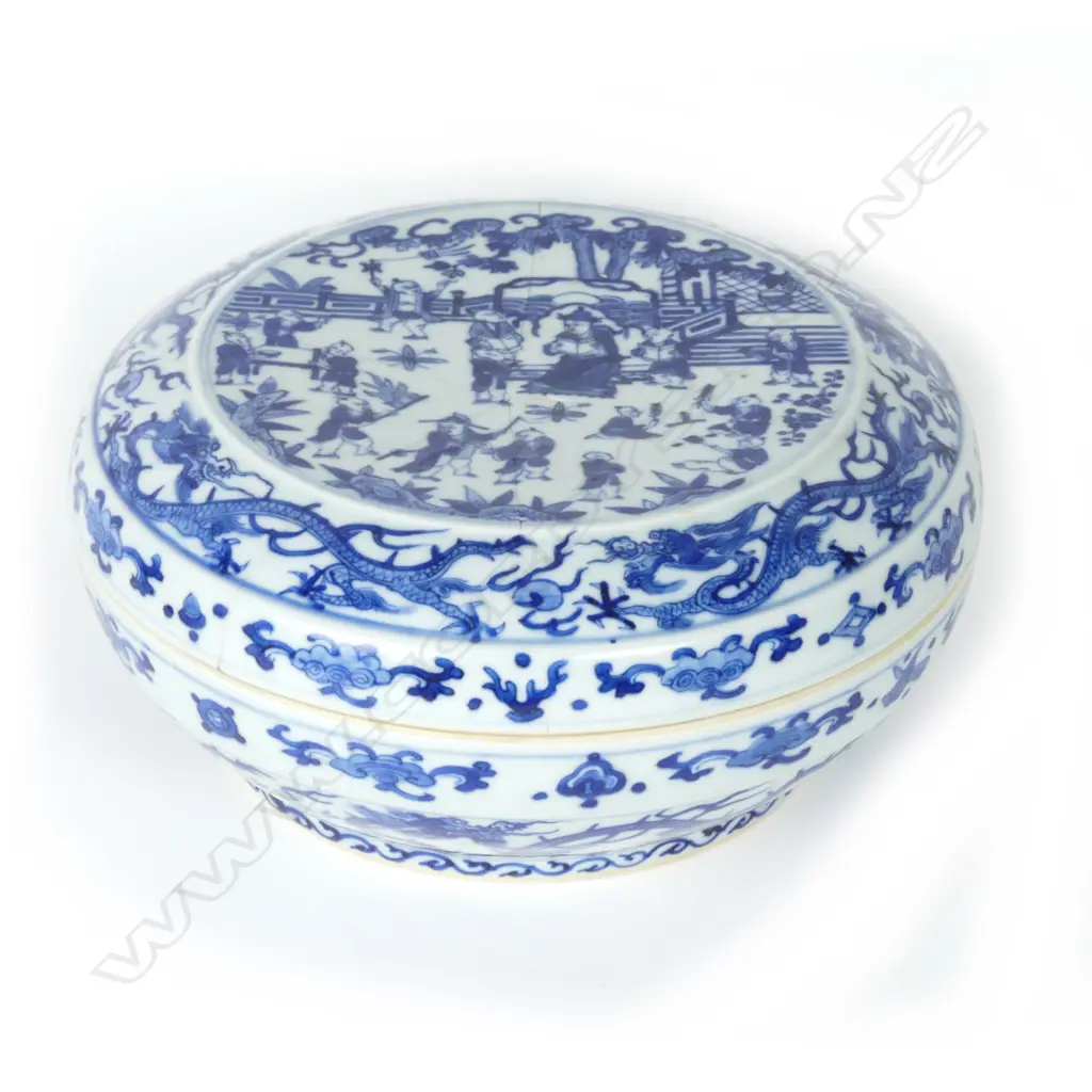 A Chinese blue and white porcelain circular lidded box Image 1++