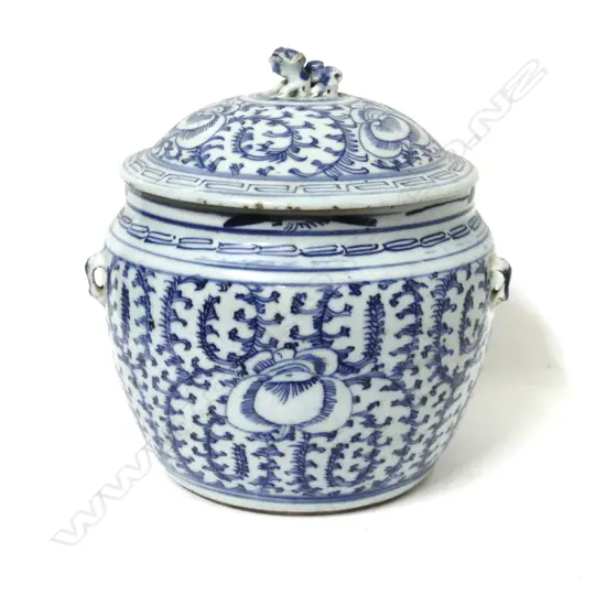 A Chinese blue and white porcelain large lidded jar