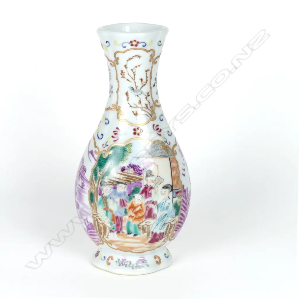A 20thC Chinese famille rose lobed vase Image 1++