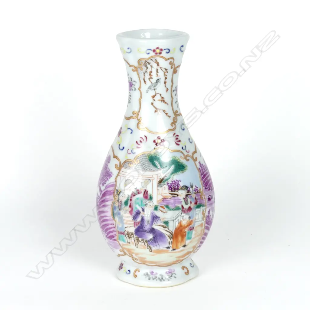 A 20thC Chinese famille rose lobed vase Image 1++