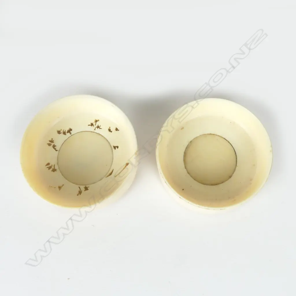 A Japanese ivory box Image 1++