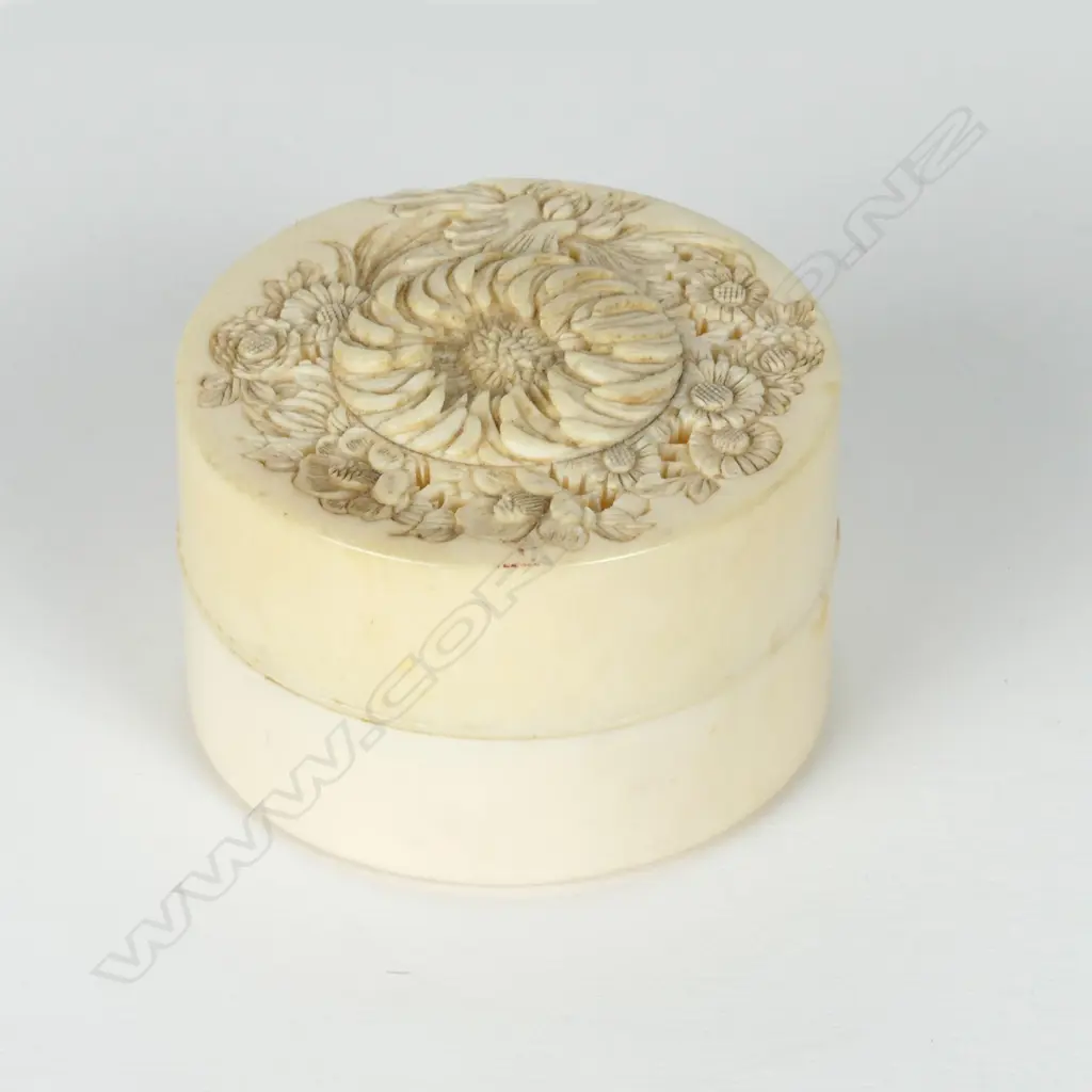 A Japanese ivory box Image 1++