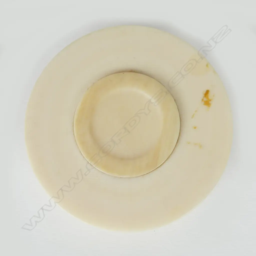 A Japanese ivory box Image 1++