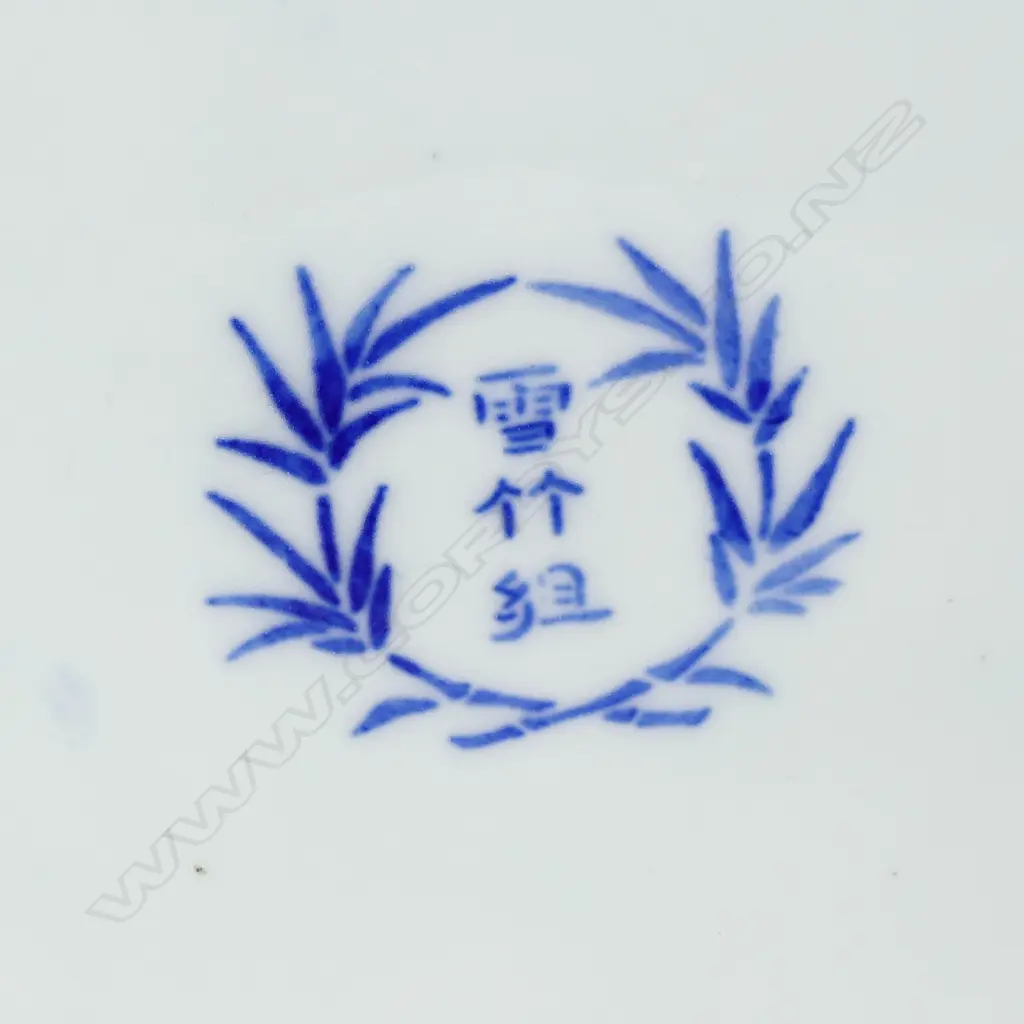 A large Imari porcelain vase Image 1++