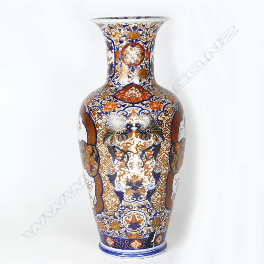 A large Imari porcelain vase Image 1++