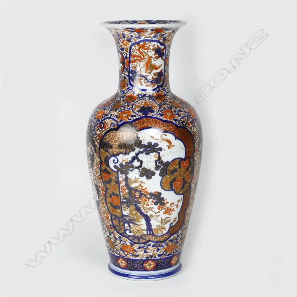 A large Imari porcelain vase Image 1++