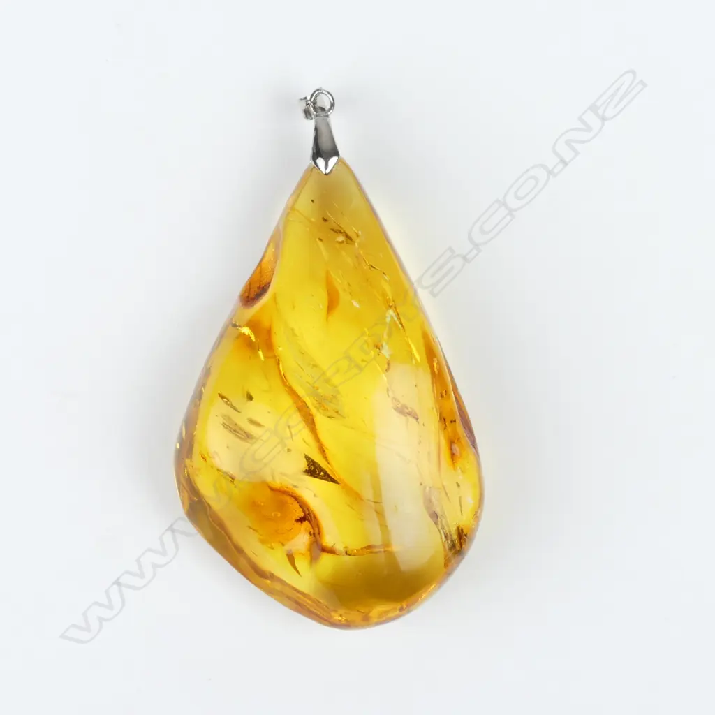 A large clear polished amber pendant Image 1++
