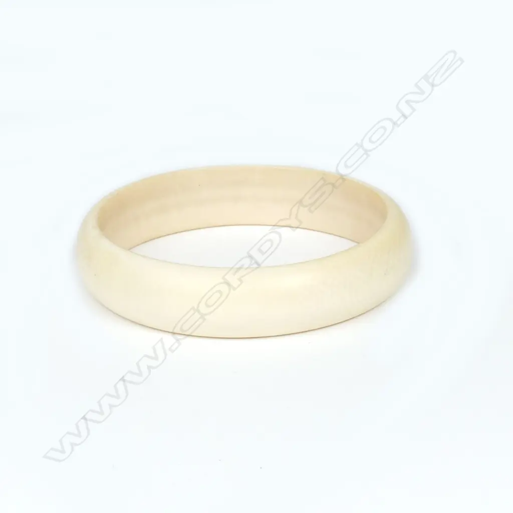 A vintage ivory bangle Image 1++