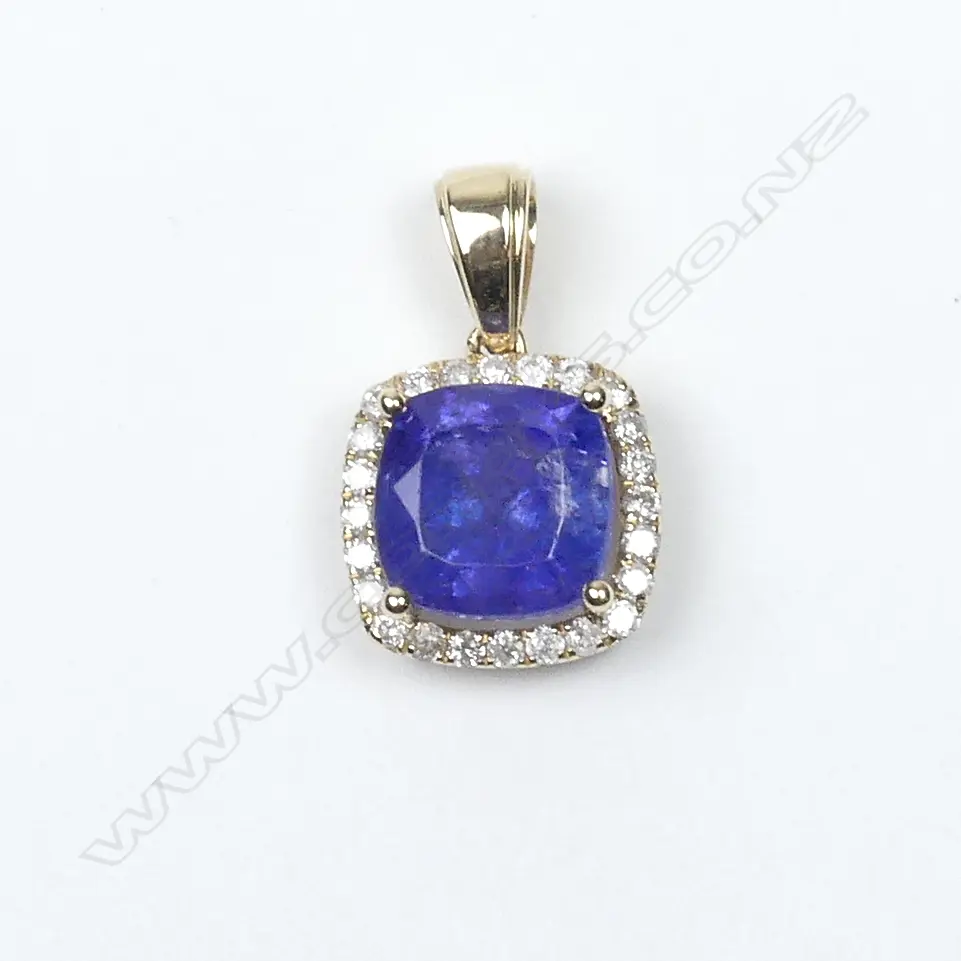 A14ct gold tanzanite and diamond pendant Image 1++