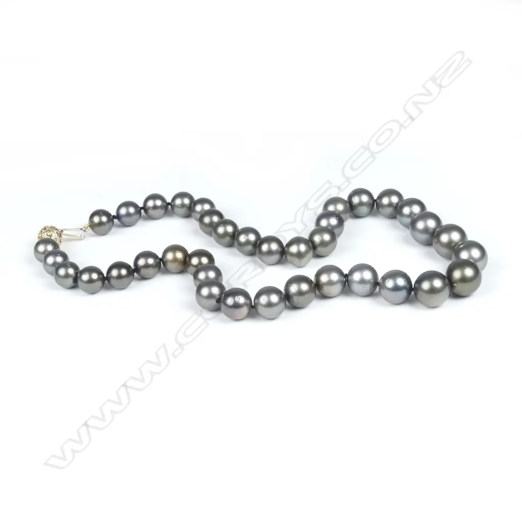 A Tahitian pearl necklace Image 1++