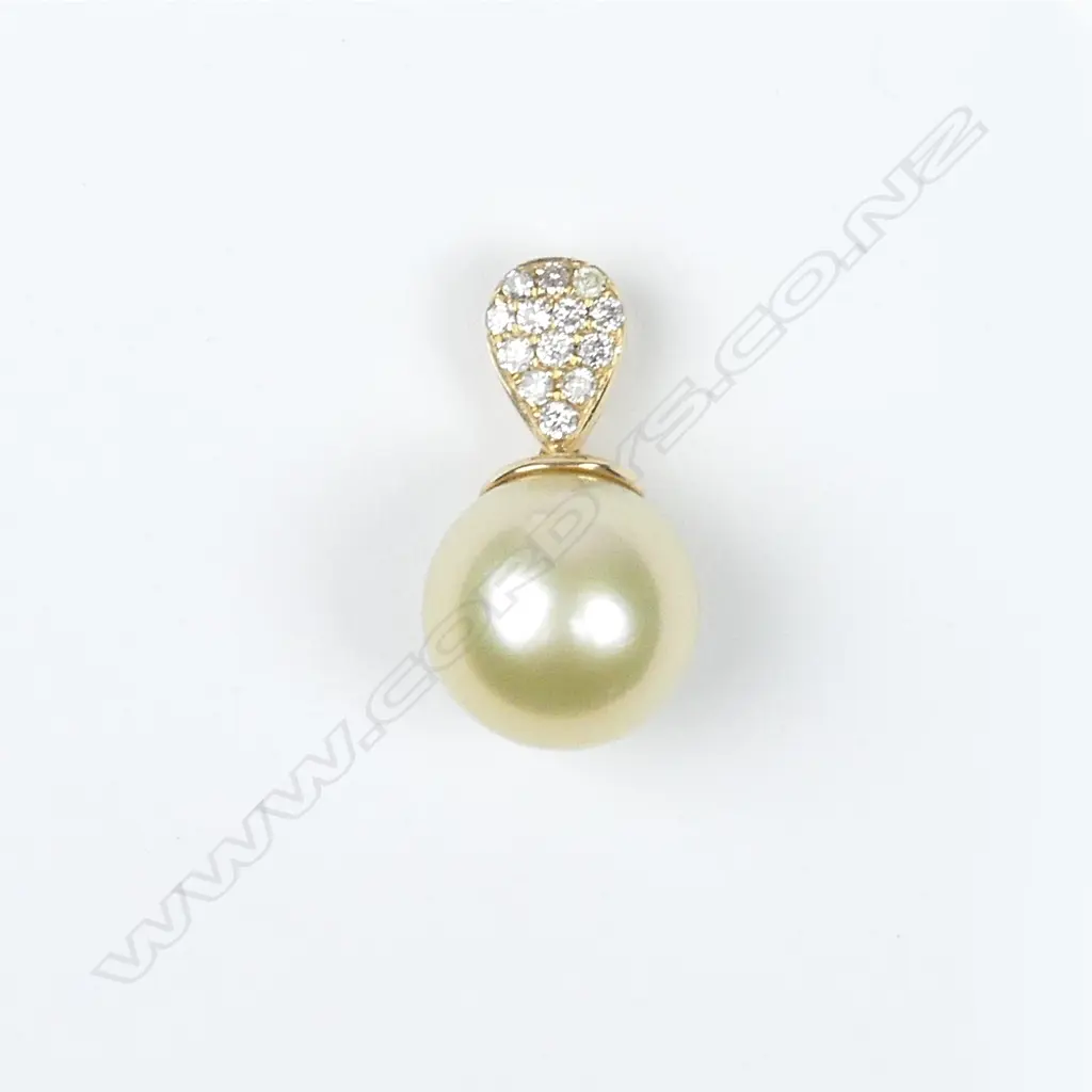 A 14ct yellow gold and South Sea pearl pendant Image 1++