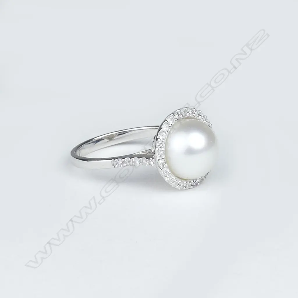 A 14ct white gold pearl and diamond ring Image 1++