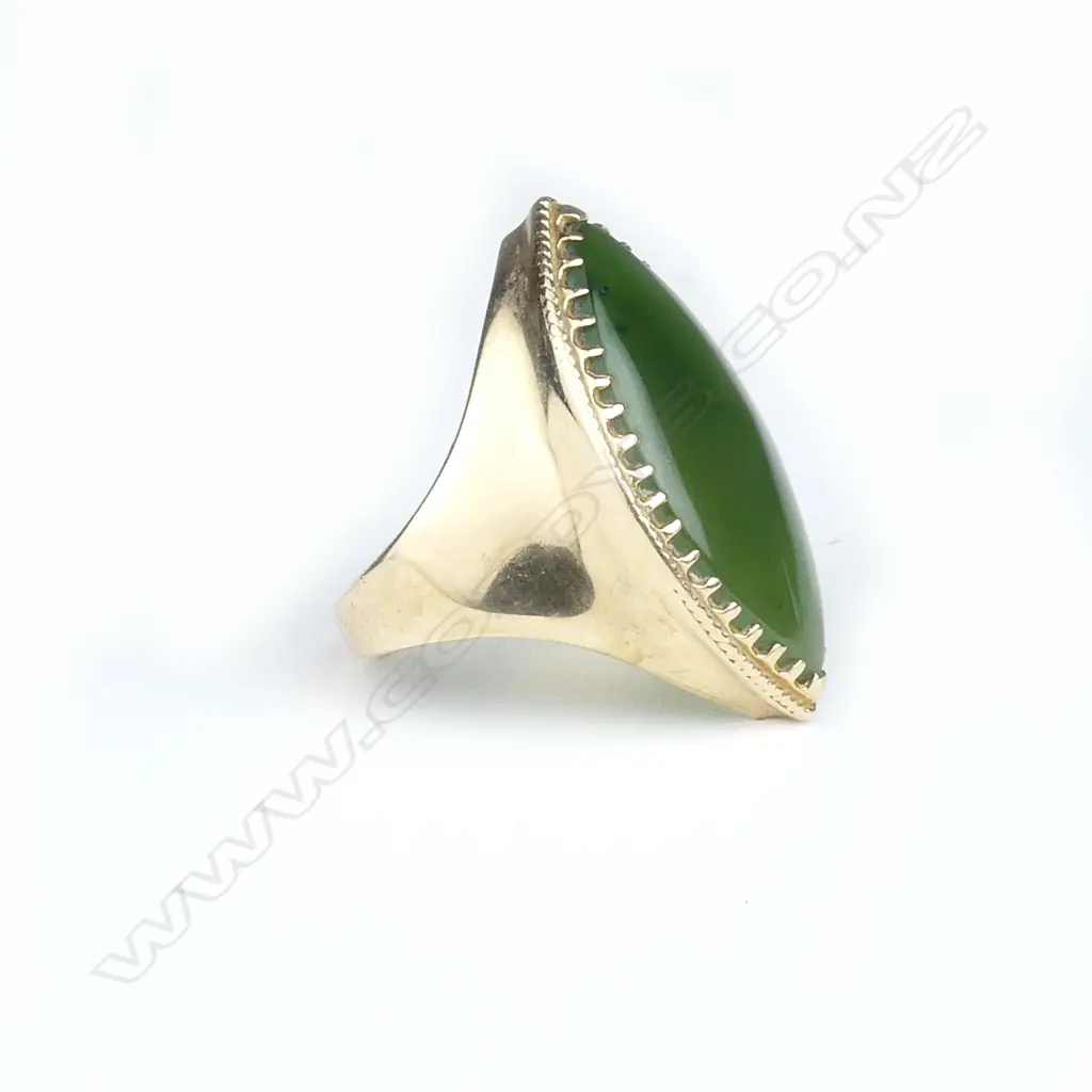 A 9ct gold and greenstone dress ring Image 1++