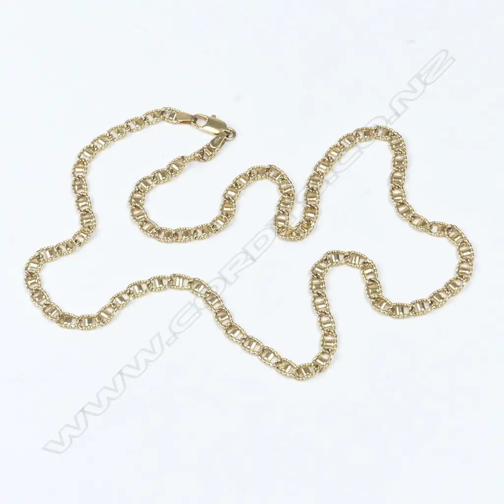 A 9ct. gold necklace Image 1++