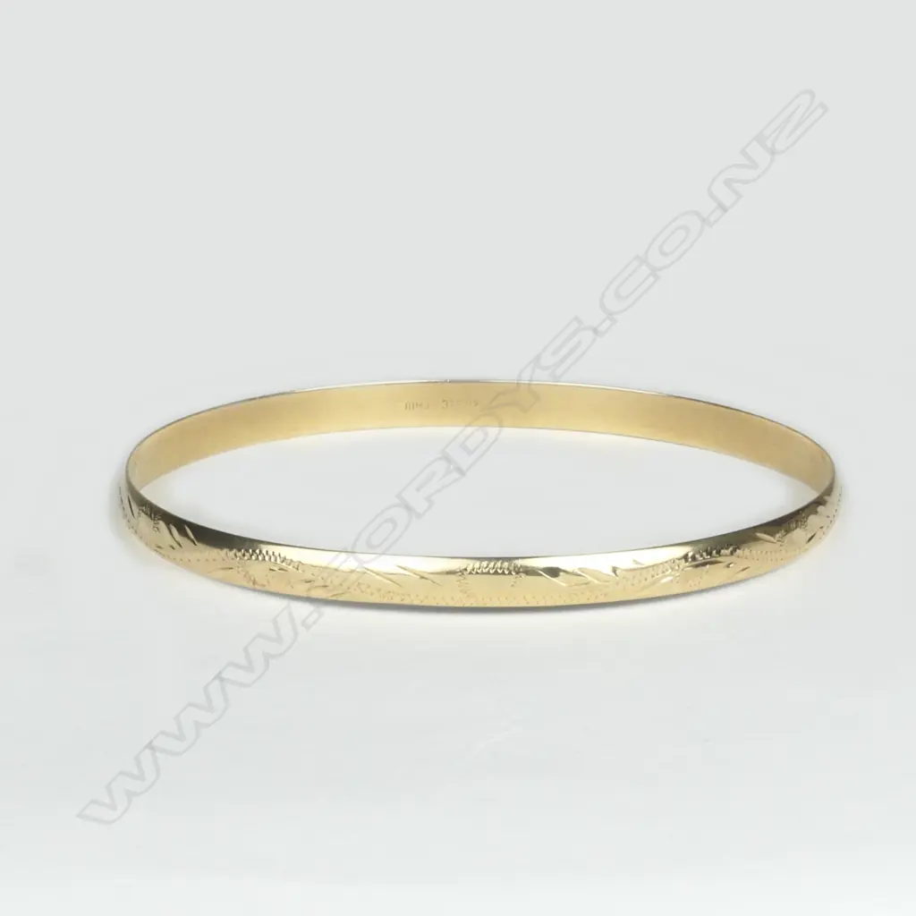 A 9ct. gold bangle Image 1++