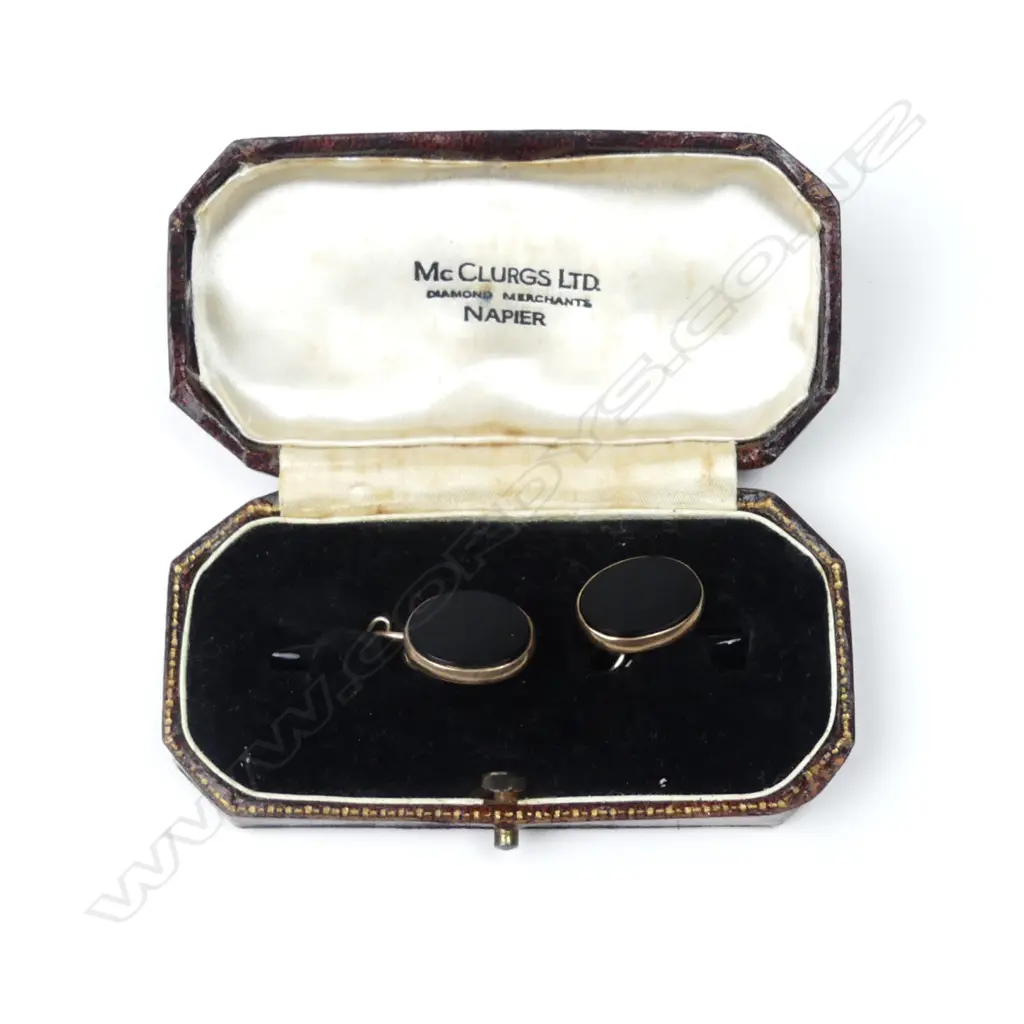 A pair of c.1920 9ct. yellow gold and onyx gent's cufflinks Image 1++