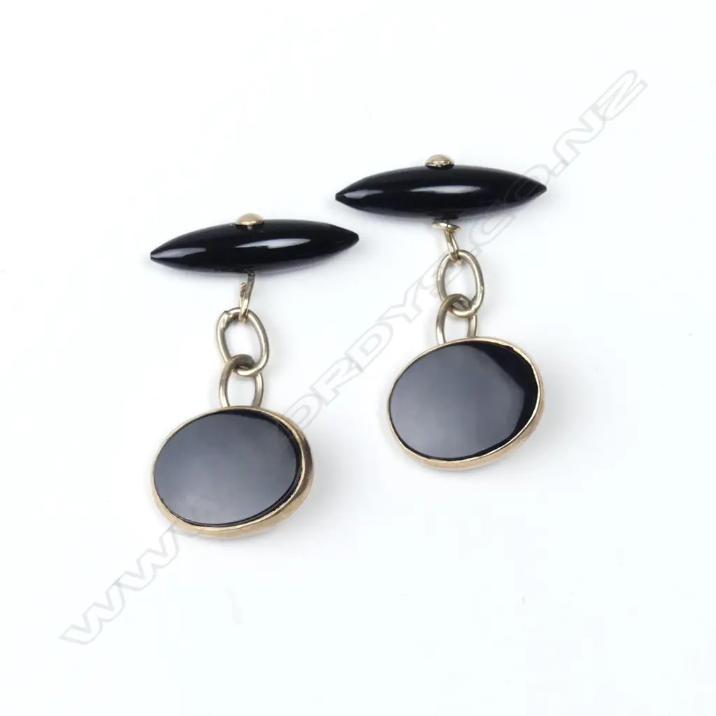 A pair of c.1920 9ct. yellow gold and onyx gent's cufflinks Image 1++