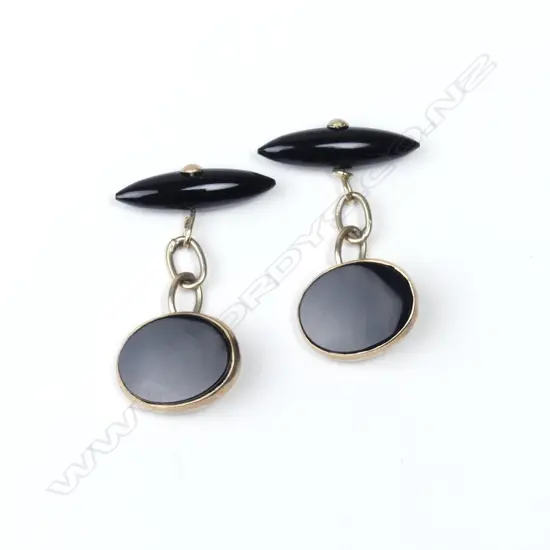 A pair of c.1920 9ct. yellow gold and onyx gent's cufflinks
