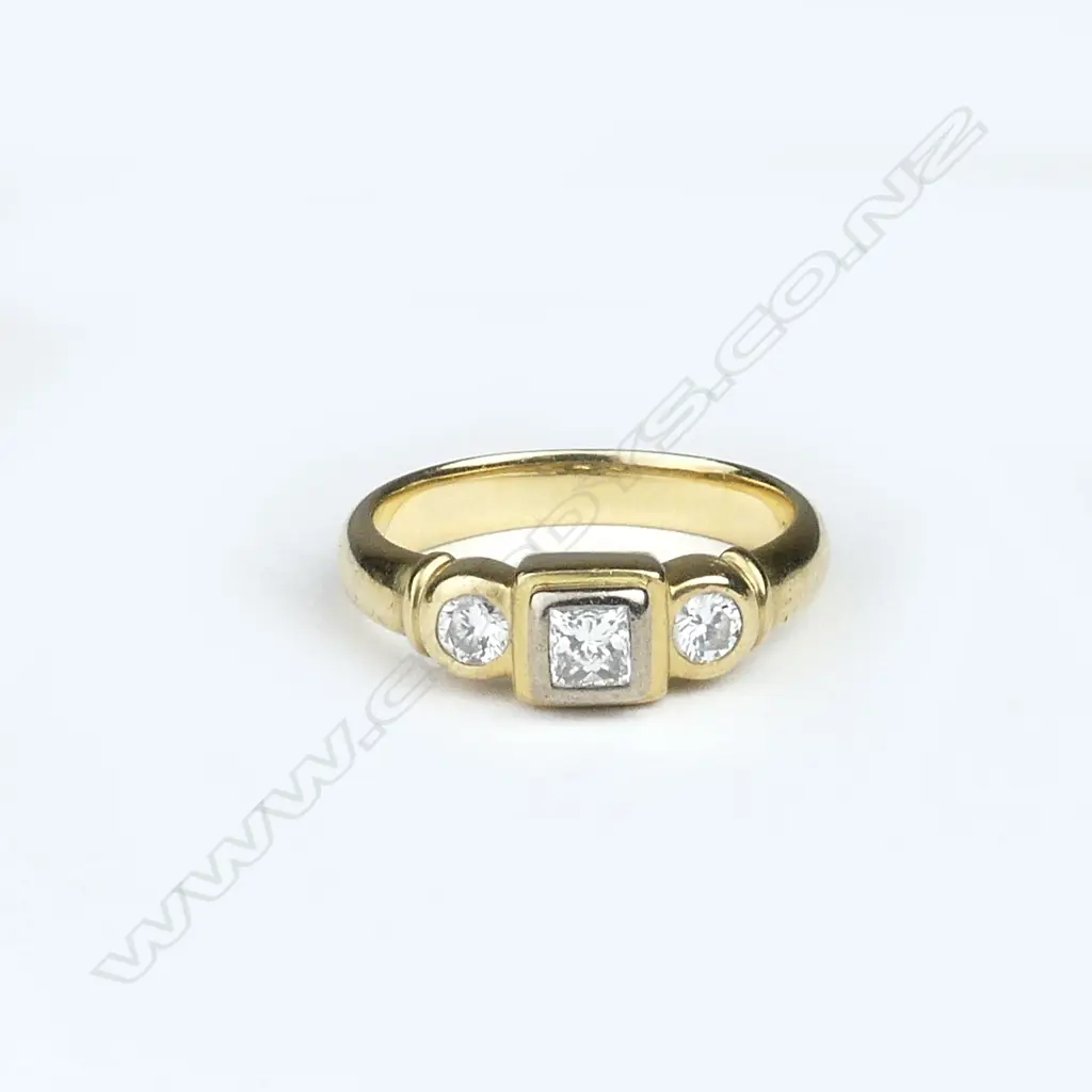 A lady's modern 18ct. yellow gold three-stone diamond ring Image 1++