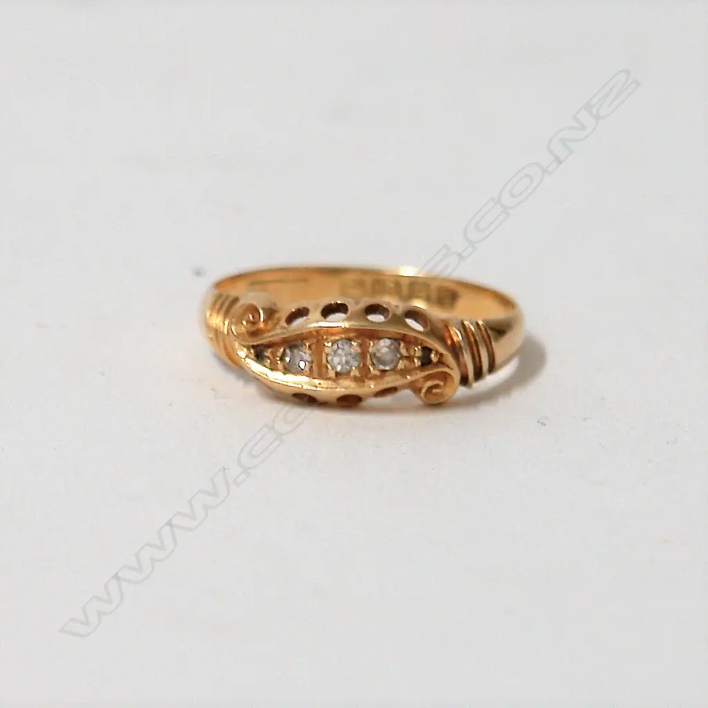 An early 20thC English 18ct. yellow gold and diamond ring Image 1++
