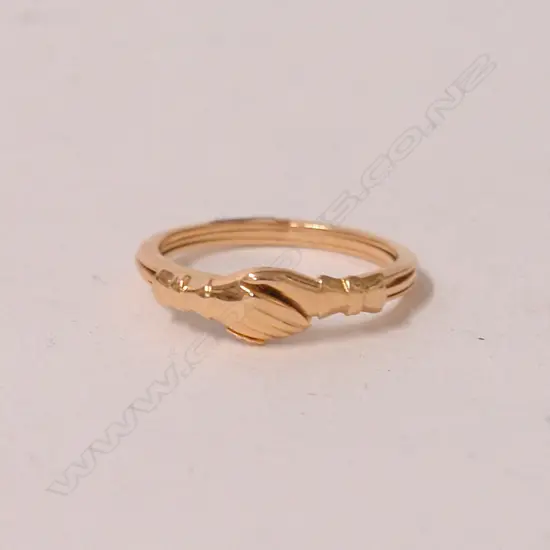 An 18ct. yellow gold clasped hands 'Friendship' ring