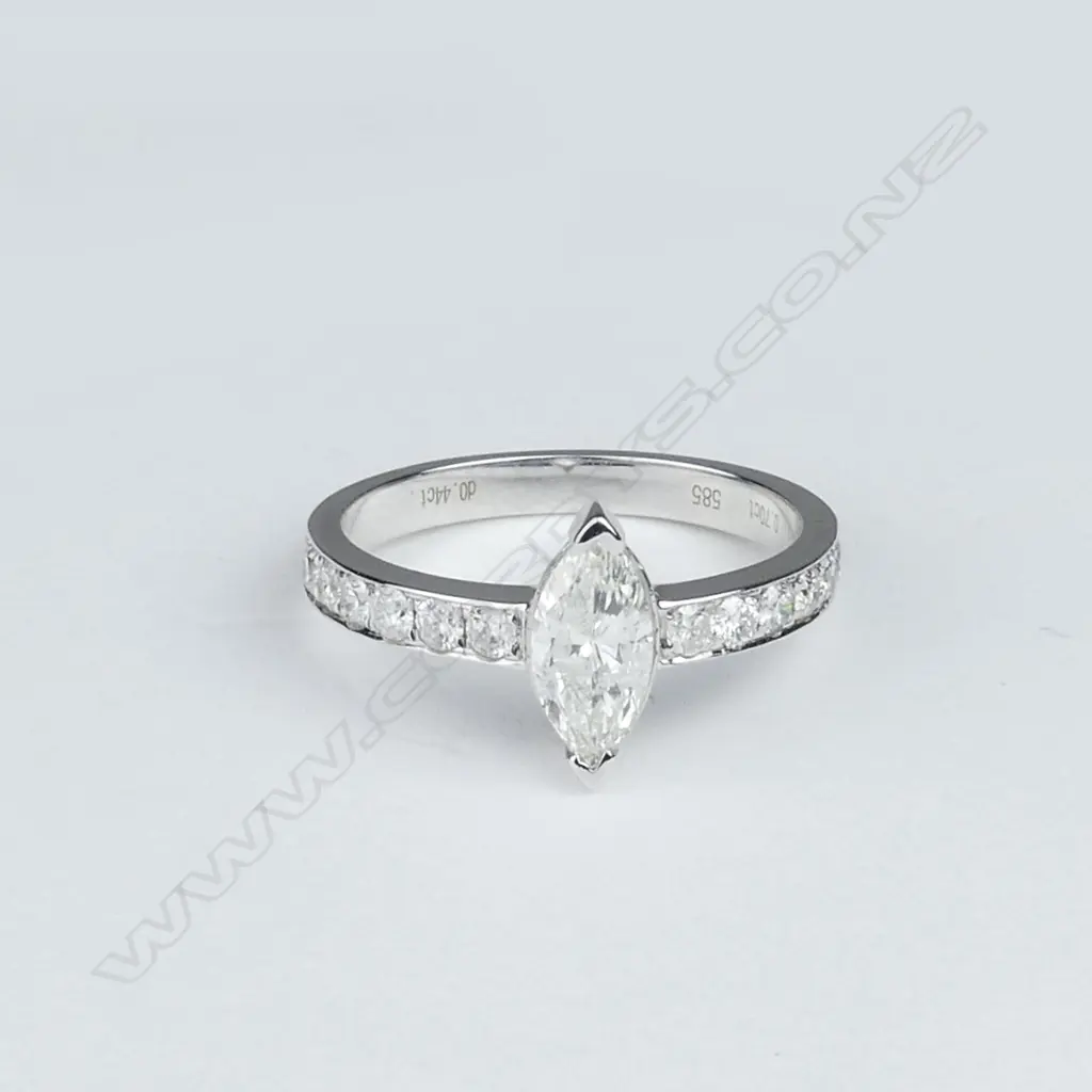 A 14ct white gold and diamond ring Image 1++