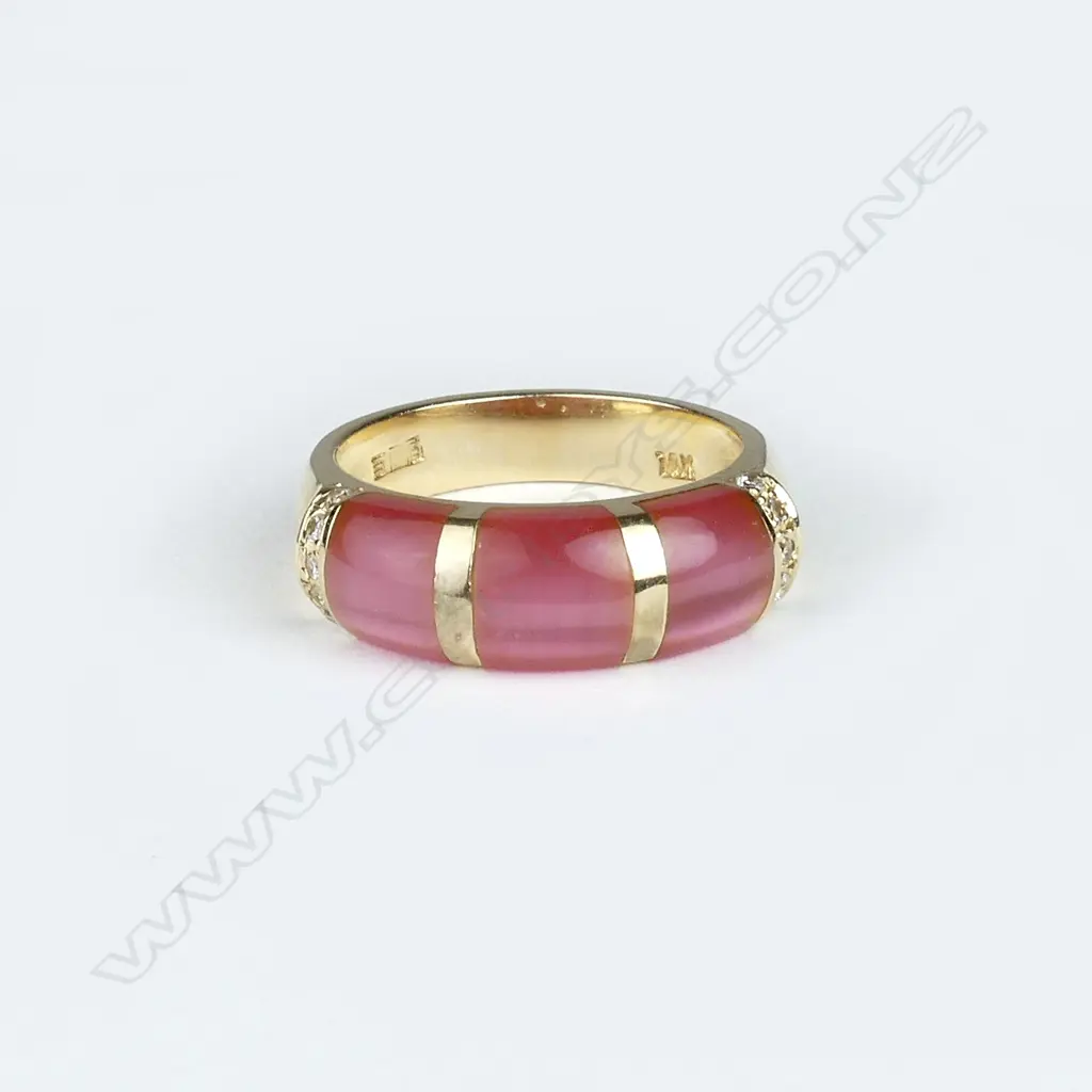 An 18ct gold rose quartz ring Image 1++