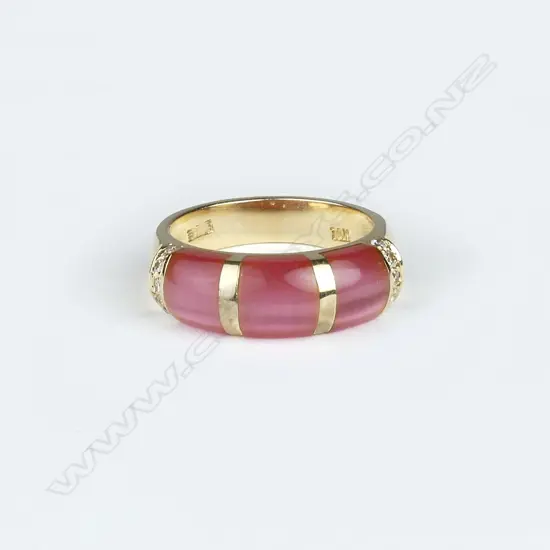 An 18ct gold rose quartz ring