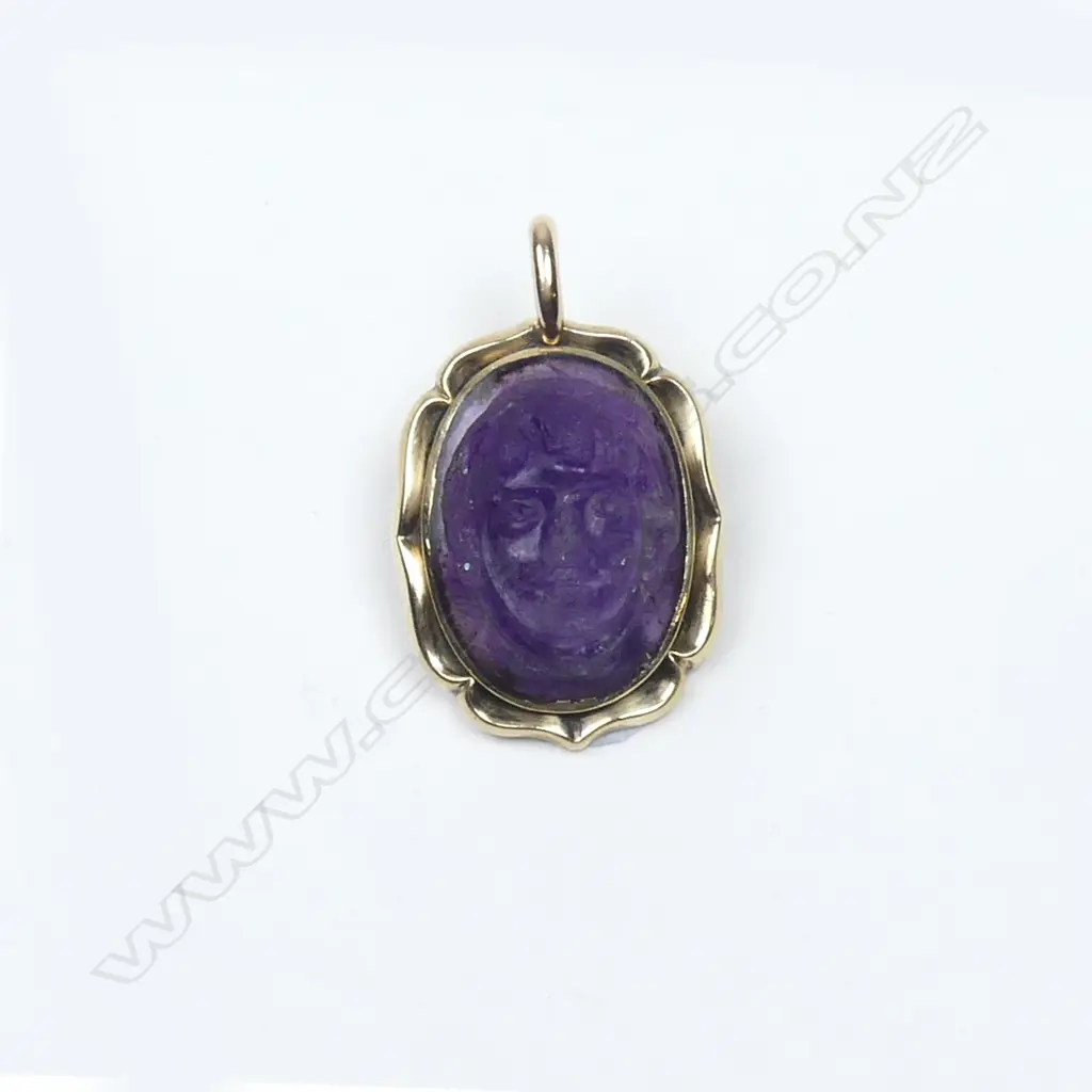 A 14ct gold and amethyst pendant Image 1++