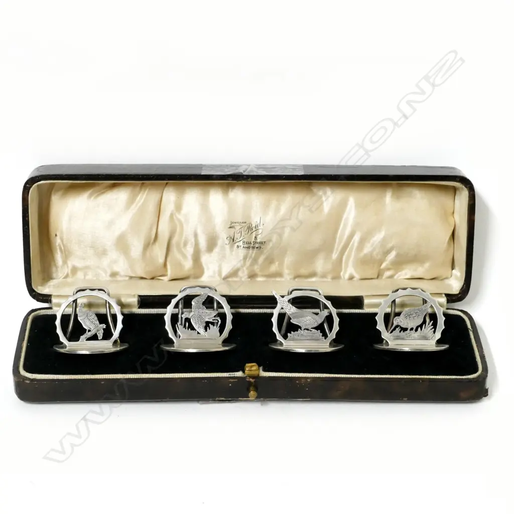 A cased set of silver place name holders Image 1++