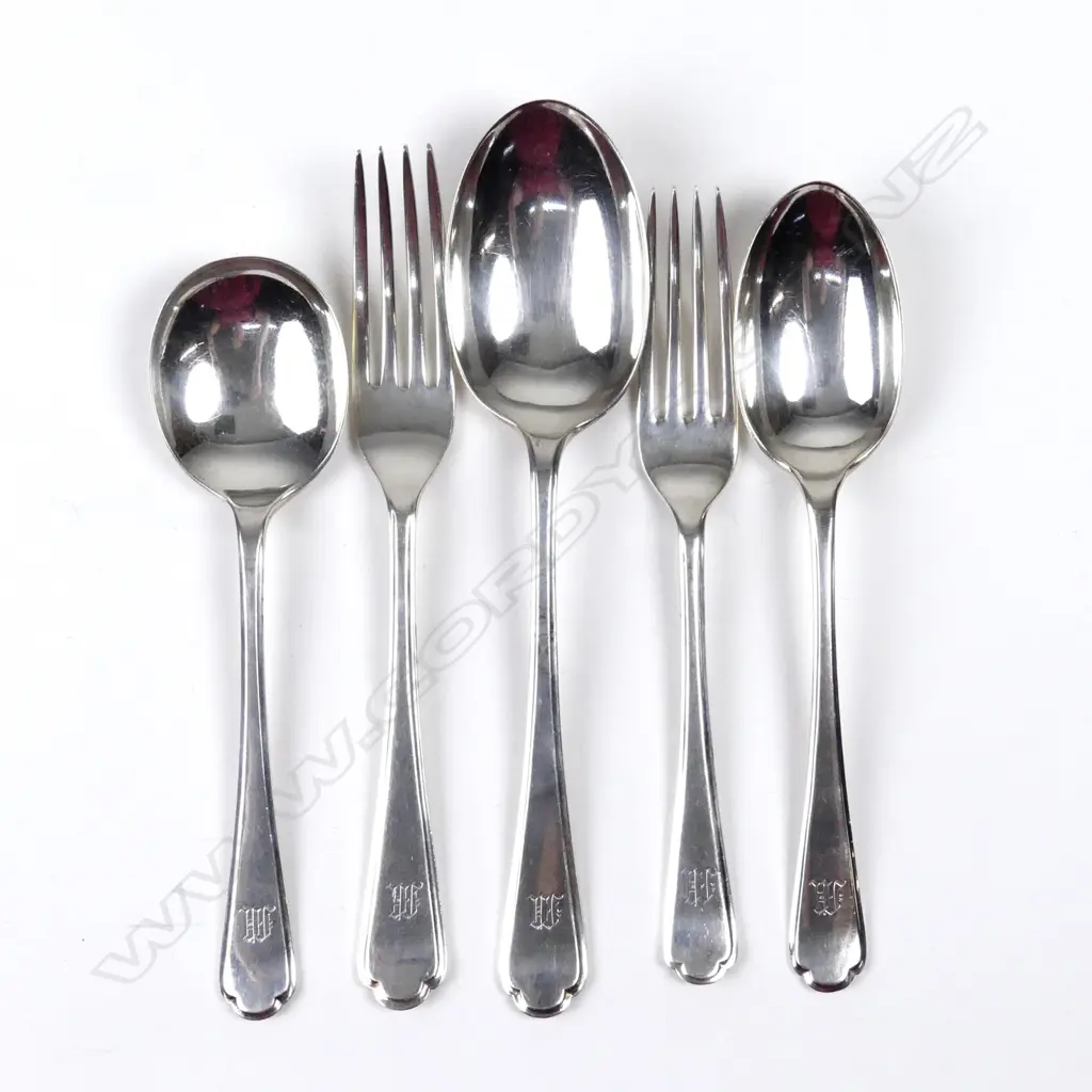 A part set of silver cutlery Image 1++