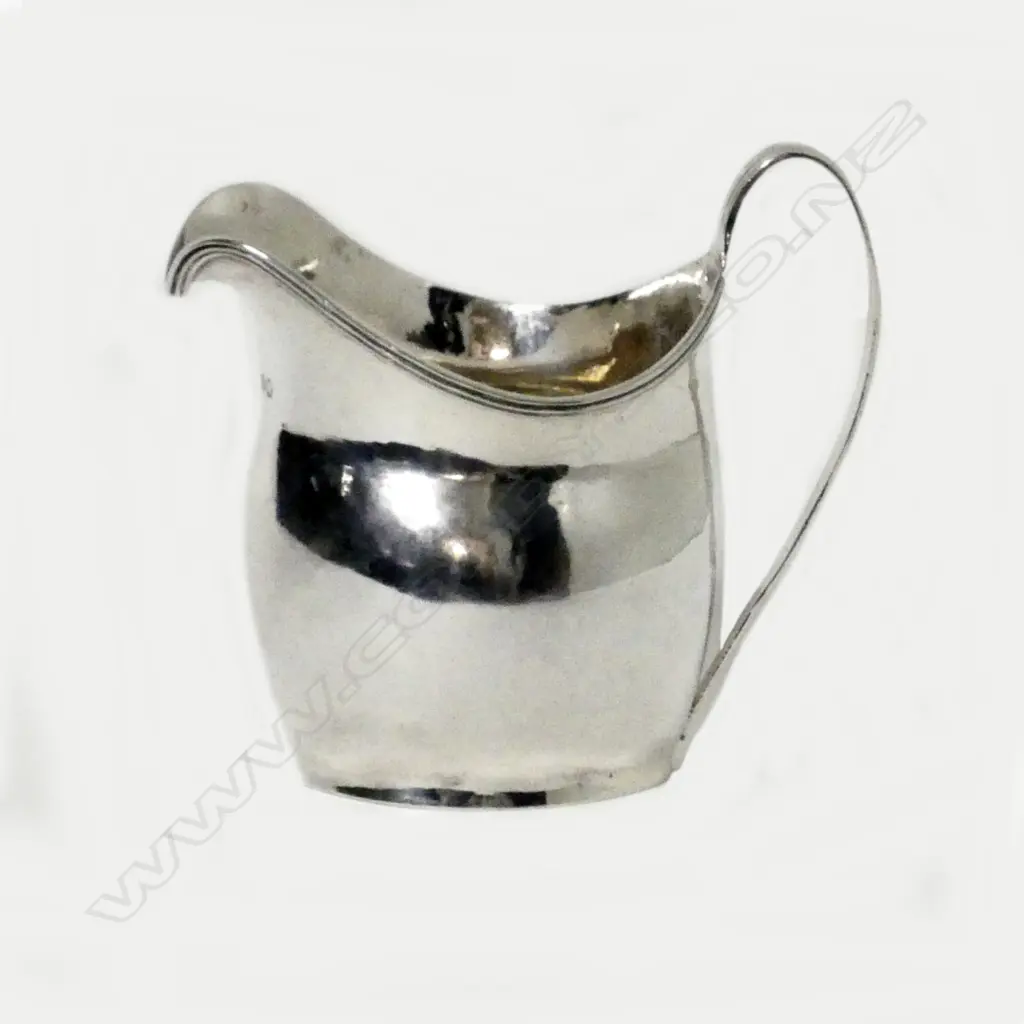 A George III silver cream jug Image 1++
