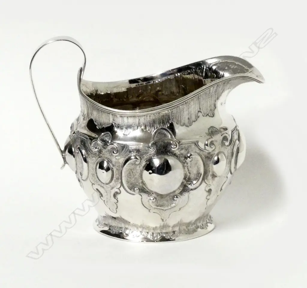 A George III silver cream jug Image 1++