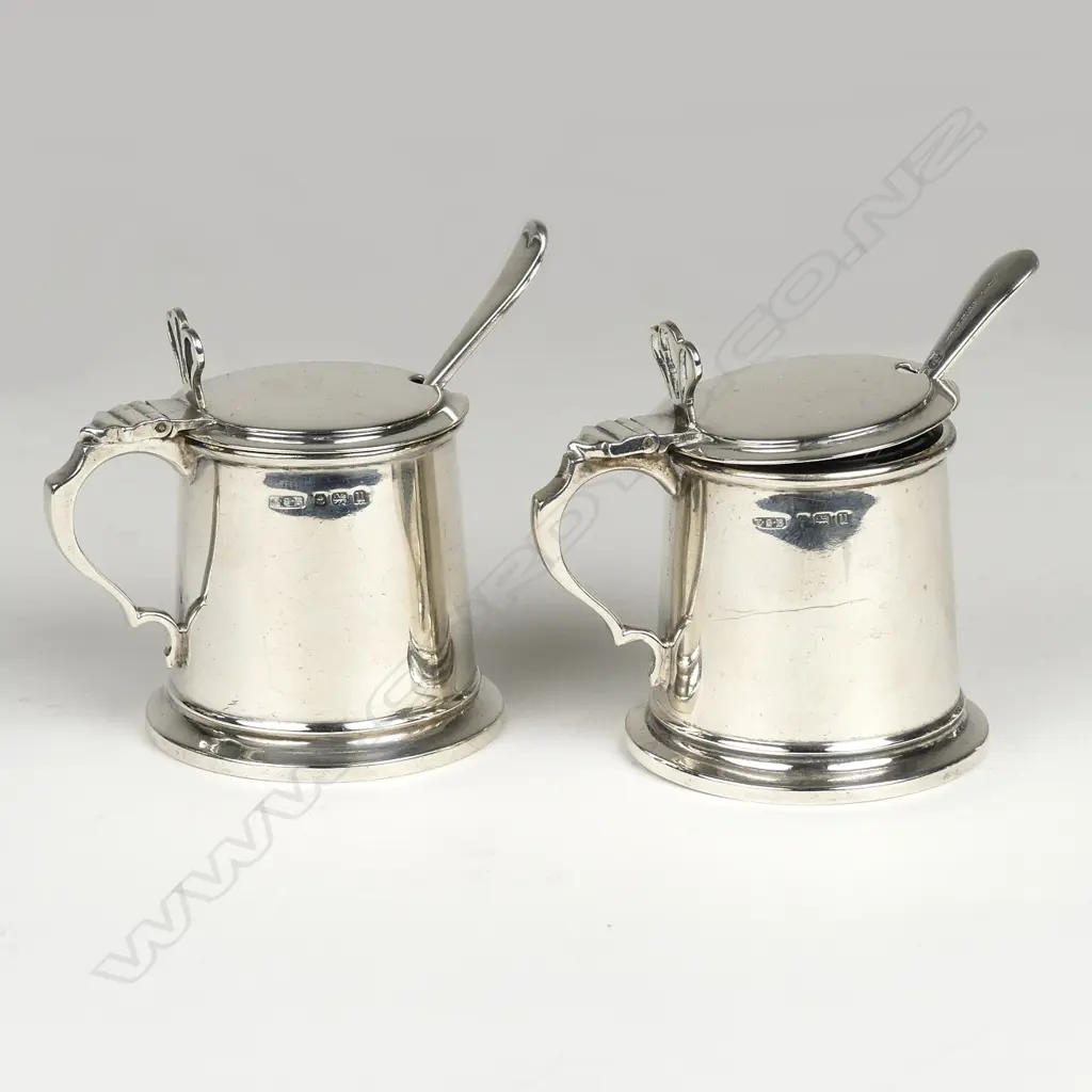 A pair of silver mustard pots Image 1++