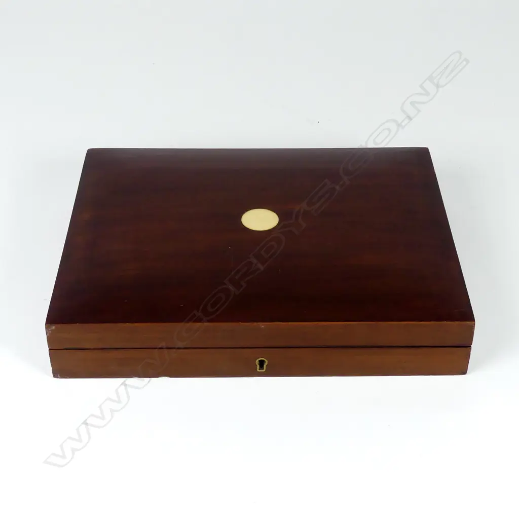 An Edwardian quality all-silver 12-place setting fruit knife and fork canteen Image 1++