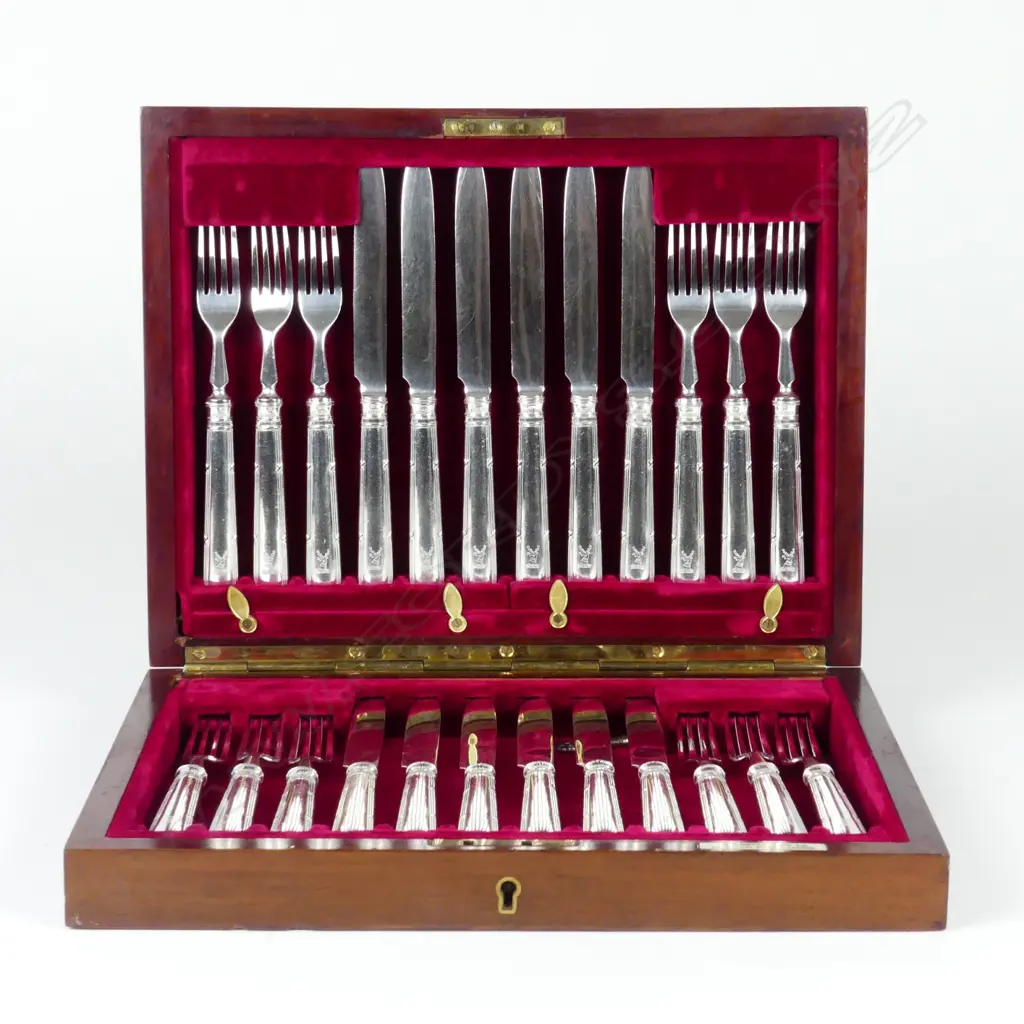 An Edwardian quality all-silver 12-place setting fruit knife and fork canteen Image 1++