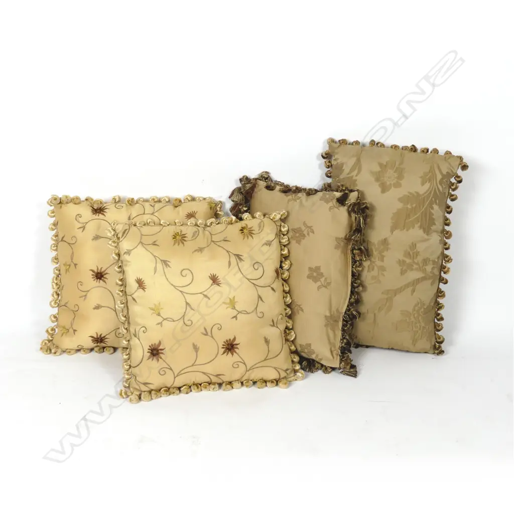 Four decorative cushions Image 1++