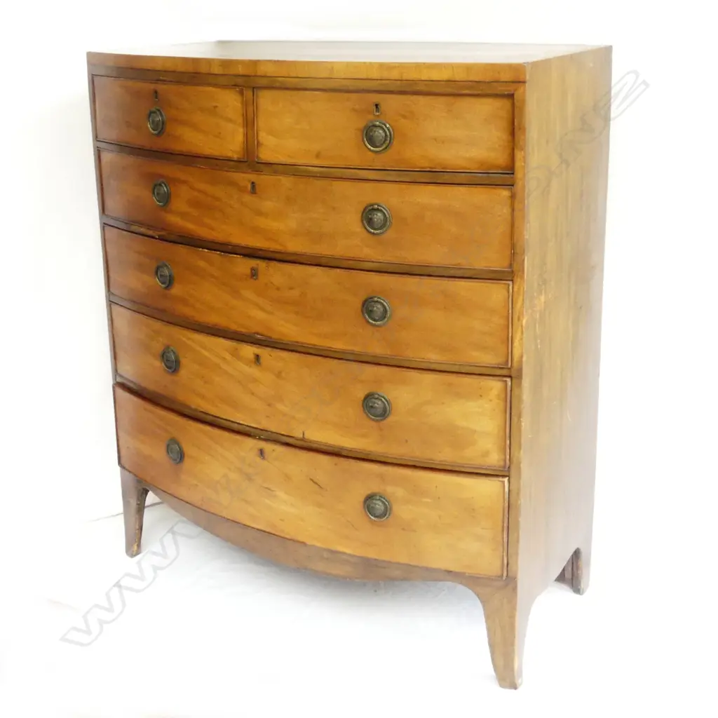 A Georgian mahogany six-drawer bowfront chest Image 1++