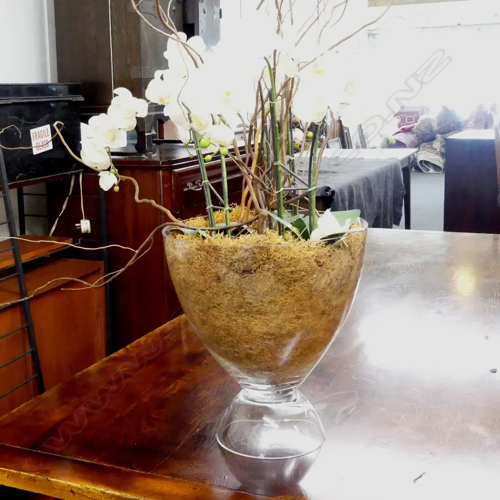 A large glass florist display vase Image 1++
