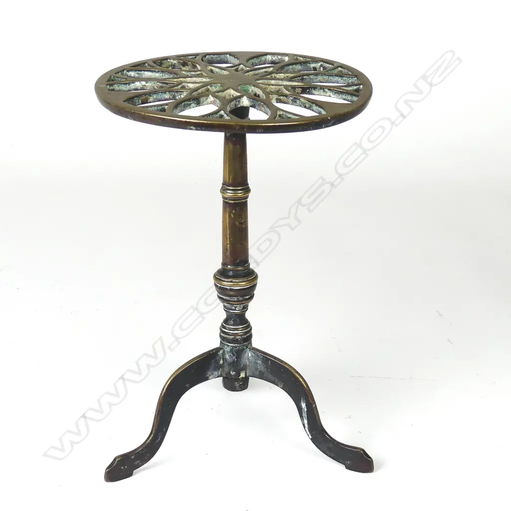 A Victorian brass fireside trivet Image 1++