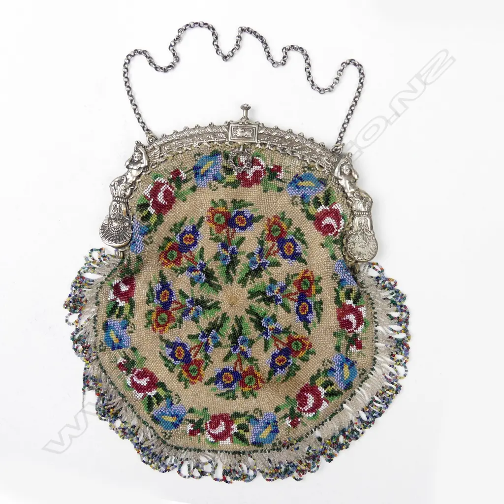 A fine Berlin beadwork evening purse Image 1++