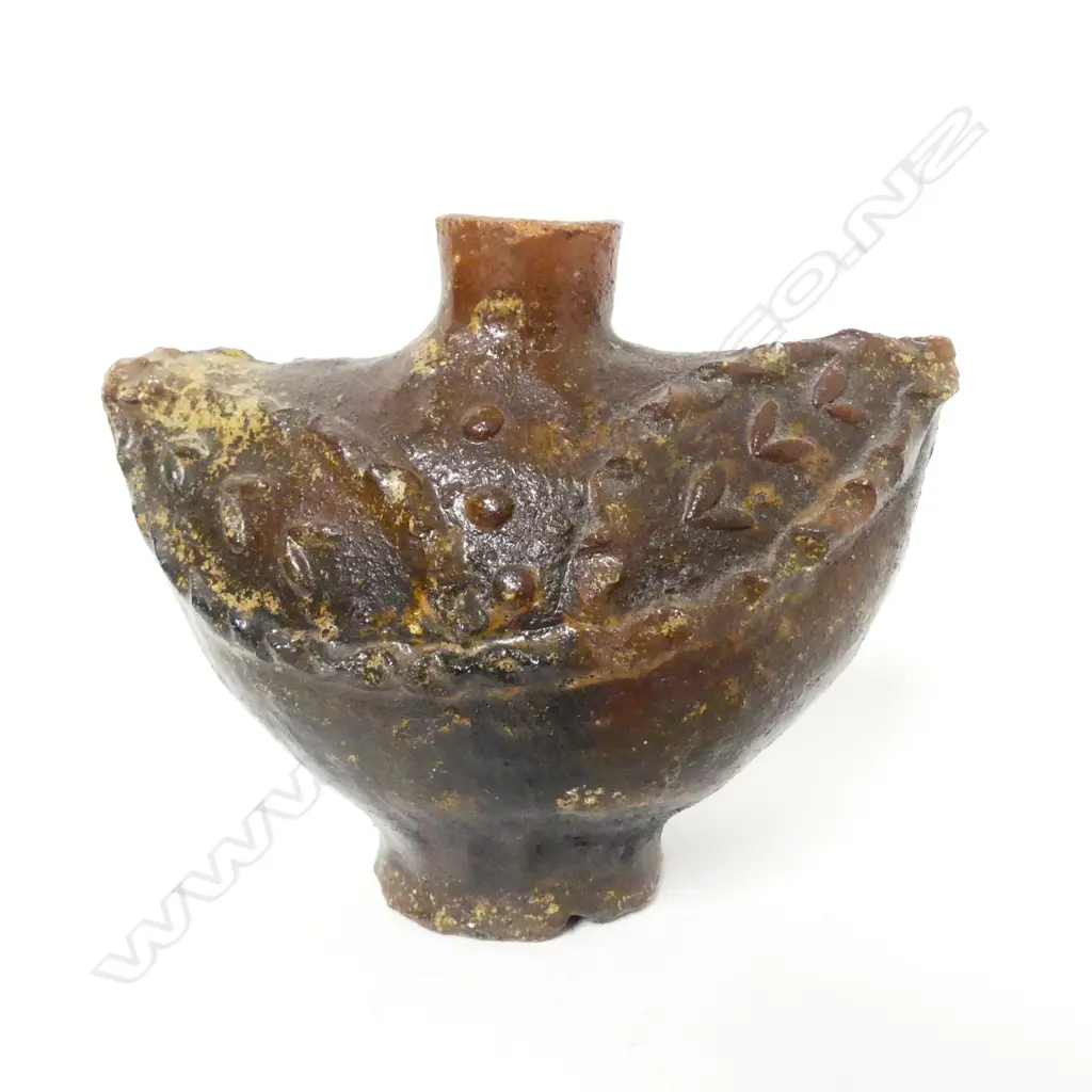 A Lapita pottery vessel Image 1++