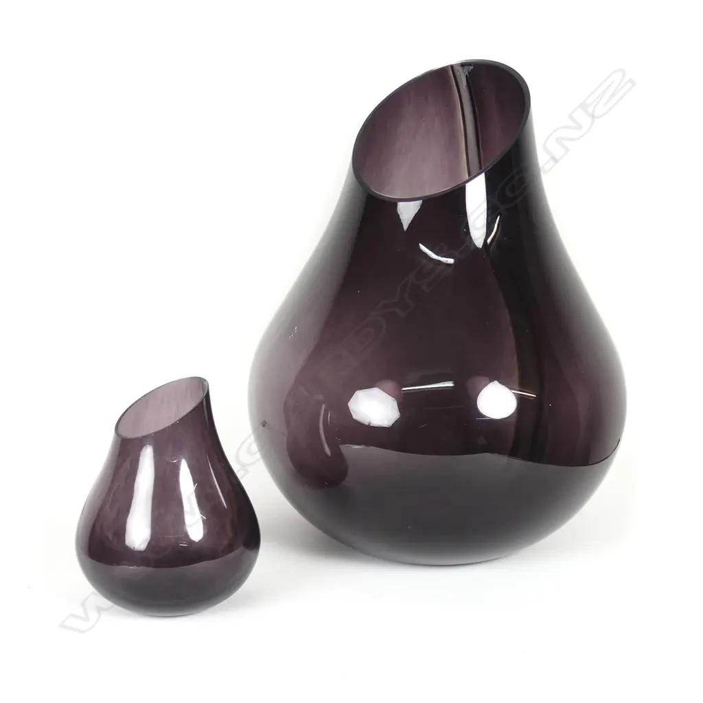 A pair of graduated sized glass vases Image 1++