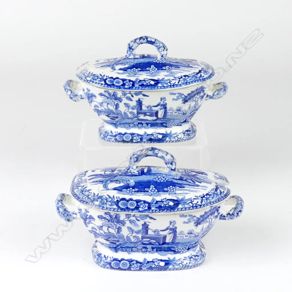 A pair of Georgian blue and white sauce tureens Image 1++