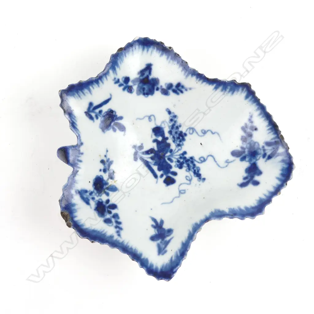 An 18thC Dr Wall blue and white Worcester pickle dish in the shape of a leaf Image 1++